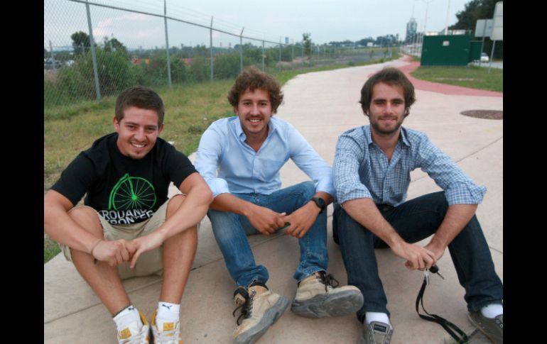 Rodrigo, Guillermo y Carlos se enorgullecen de haber logrado la hazaña. ARCHIVO /