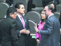 Golpeteo. Los líderes del PRD y del PAN, Silvano Aureoles y Luis Alberto Villarreal, dialogan en San Lázaro. NTX /