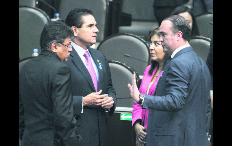 Golpeteo. Los líderes del PRD y del PAN, Silvano Aureoles y Luis Alberto Villarreal, dialogan en San Lázaro. NTX /