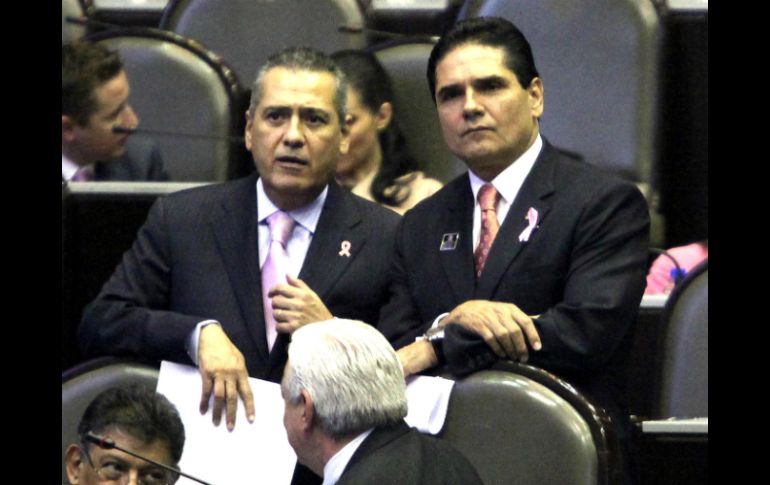 Silvano Aureoles (d) y Manlio Fabio Beltrones (i) durante la sesión del Pleno de la Cámara de Diputados. SUN /