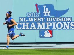 Clayton Kershaw corre para calentar previo al juego cinco de la Serie de Campeonato de la Liga Nacional. AP /