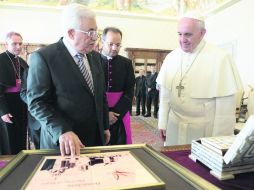 El Papa Francisco le regala una pluma al presidente palestino, Mahmud Abbas, durante su primera visita al Vaticano. AFP /