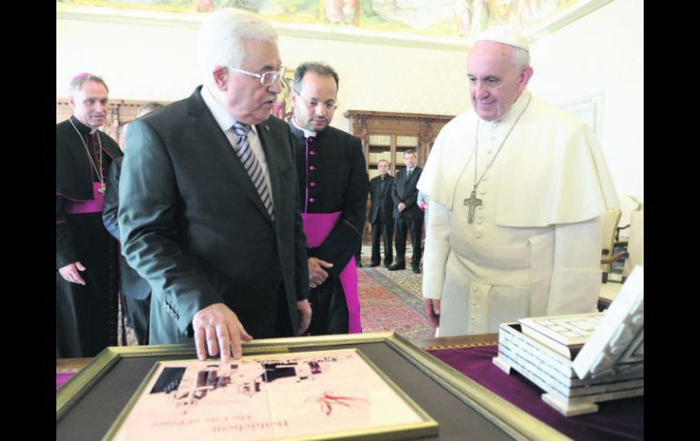 El Papa Francisco le regala una pluma al presidente palestino, Mahmud Abbas, durante su primera visita al Vaticano. AFP /