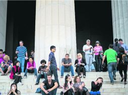 Turistas en el Lincoln Memorial. El Gobierno federal volvió a abrir después de un cierre forzado de 16 días por falta de presupuesto. AFP /