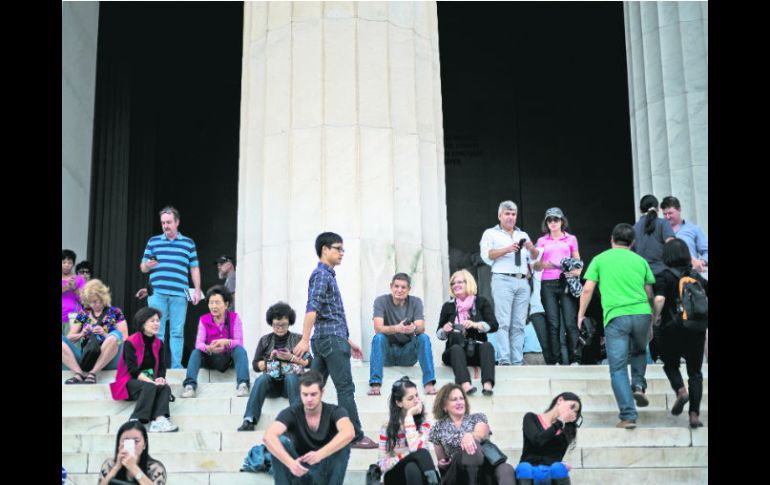 Turistas en el Lincoln Memorial. El Gobierno federal volvió a abrir después de un cierre forzado de 16 días por falta de presupuesto. AFP /