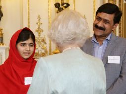 La reina Isabel II de Inglaterra recibe a Malala Yousafzai y su padre. AP /