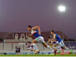 Jugadores de la Selección de Iraq corren durante un entrenamiento en el Estadio Khalifa Bin Zayed. ESPECIAL /