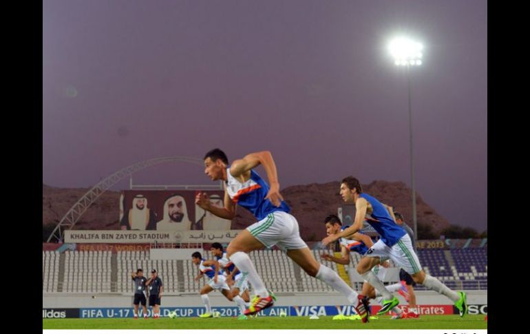 Jugadores de la Selección de Iraq corren durante un entrenamiento en el Estadio Khalifa Bin Zayed. ESPECIAL /