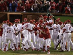 El equipo de los Cardenales de San Luis festejan la victoria del sexto juego ante los Dodgers y su pase a la Serie Mundial. AP /