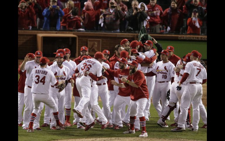 El equipo de los Cardenales de San Luis festejan la victoria del sexto juego ante los Dodgers y su pase a la Serie Mundial. AP /