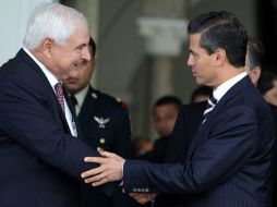 El presidente panameño, Ricardo Martinelli, saluda a Peña Nieto en el palacio de las Garzas. EFE /
