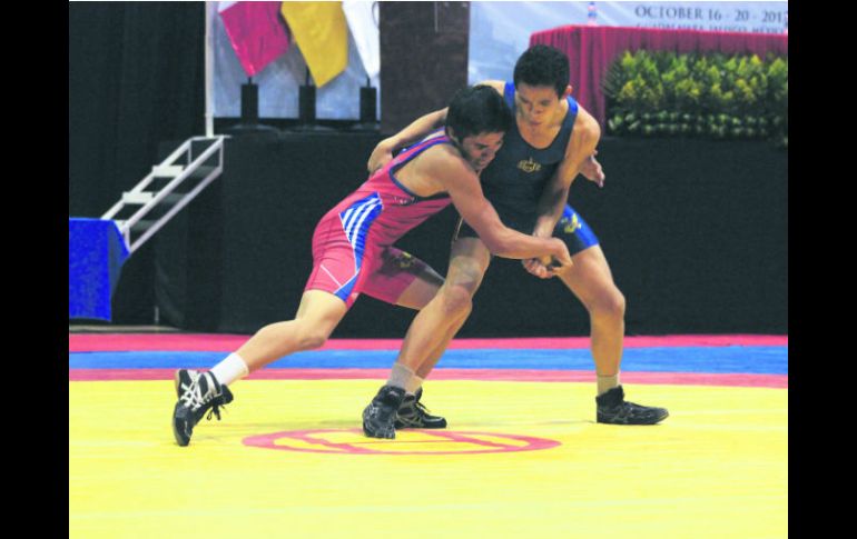 Los luchadores Armando Reynoso e Iván González pusieron en marcha el torneo.  /