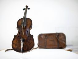 El violín perteneció a Wallace Hartley, director de la pequeña banda musical del Titanic. AFP /