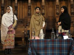 Kainat Riaz y Shazia Ramzan se reencontraron con la ganadora del Nobel de la Paz. EFE /