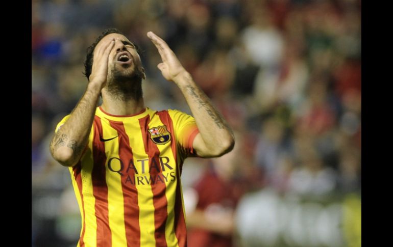 Cesc Fábregas se lamenta de una falla cometida frente al Osasuna. EFE /