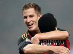 Valter Birsa celebra con Robinho la solitaria anotación de la victoria del Milan.  /