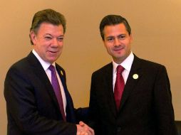 Enrique Peña Nieto (d) con su homólogo colombiano Juan Manuel Santos (i) durante la 23 Cumbre Iberoamericana. NTX /