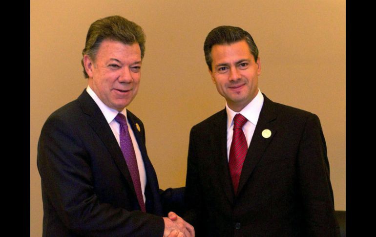 Enrique Peña Nieto (d) con su homólogo colombiano Juan Manuel Santos (i) durante la 23 Cumbre Iberoamericana. NTX /