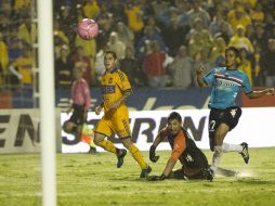 Danilinho (izq) ve como entra el balón a la portería para el tercer gol de Tigres. MEXSPORT /