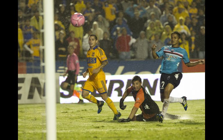 Danilinho (izq) ve como entra el balón a la portería para el tercer gol de Tigres. MEXSPORT /