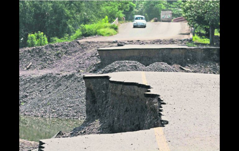 Los estragos provocados por las inundaciones y corrientes de agua en las carreteras de Guerrero aún son evidentes. NTX /