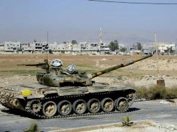 Un tanque de la Armada siria patrullando las calles del barrio de Al Bouweida, al norte de Damasco. ARCHIVO /