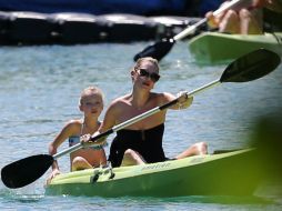 La modelo Kate Moss fue captada con su hija Lila Grace, disfrutando de las playas de Jamaica. ESPECIAL /