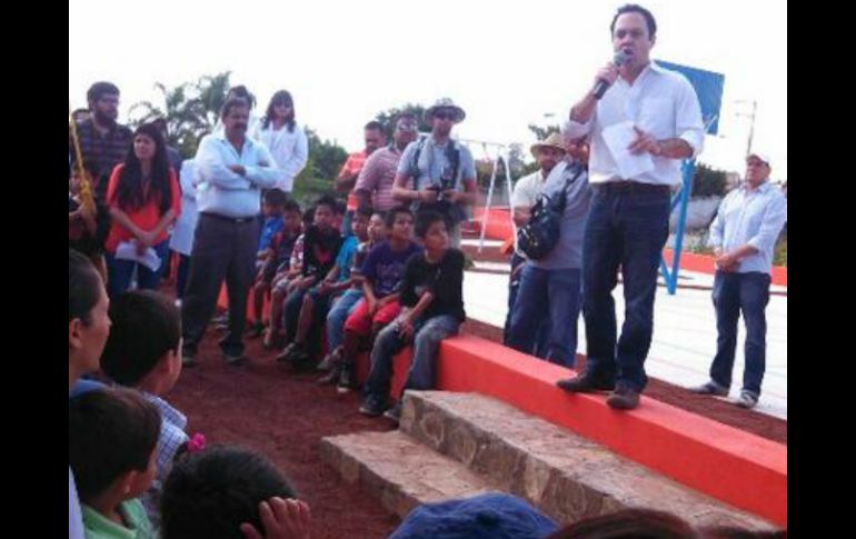 El diputado Clemente Castañeda, en inauguración de parque en Mesa Colorada Poniente.  /