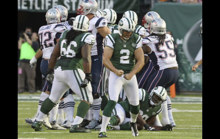 Nick Folk (2) celebra el gol de campo que consiguió para darle la victoria a los Jets. AP /