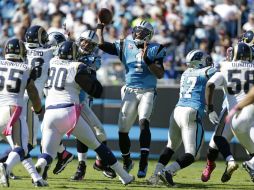 Cam Newton (1) no cometió errores y comandó a su equipo hacia la victoria. AP /