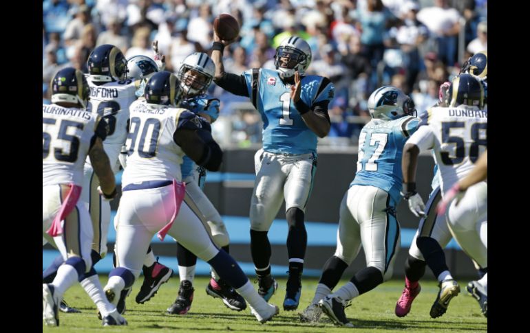 Cam Newton (1) no cometió errores y comandó a su equipo hacia la victoria. AP /