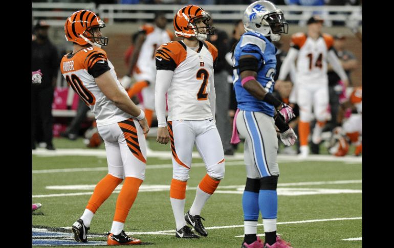 Mike Nugent (2) observa el viaje del balón para conseguir el gol de campo de la victoria de los Bengalíes. AP /