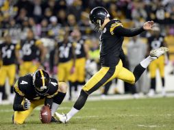 Shaun Suisham (D) al momento de conectar la patada con la que los Acereros ligan su segundo triunfo consecutivo. AP /