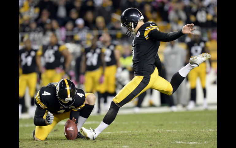 Shaun Suisham (D) al momento de conectar la patada con la que los Acereros ligan su segundo triunfo consecutivo. AP /