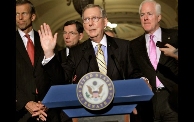 El líder republicano Mitch McConnell critica a los republicanos ultraconservadores que llevaron al cierre de gobierno. ARCHIVO /