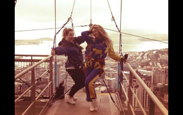 En las imágenes subidas a su perfil de Instagram, se puede ver a Beyoncé preparándose para el salto en bungee. ESPECIAL /