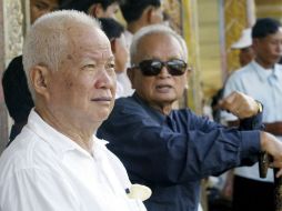 Khieu Samphan (I) y Nuon Chea  durante el funeral de Khieu Ponnary, esposa del líder de los jemeres rojos. AP /