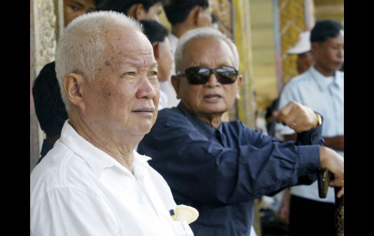 Khieu Samphan (I) y Nuon Chea  durante el funeral de Khieu Ponnary, esposa del líder de los jemeres rojos. AP /