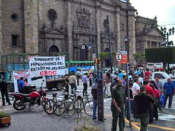 Un grupo de pepenadores bloquea Avenida Hidalgo en reproche al impuesto por la basura.  /