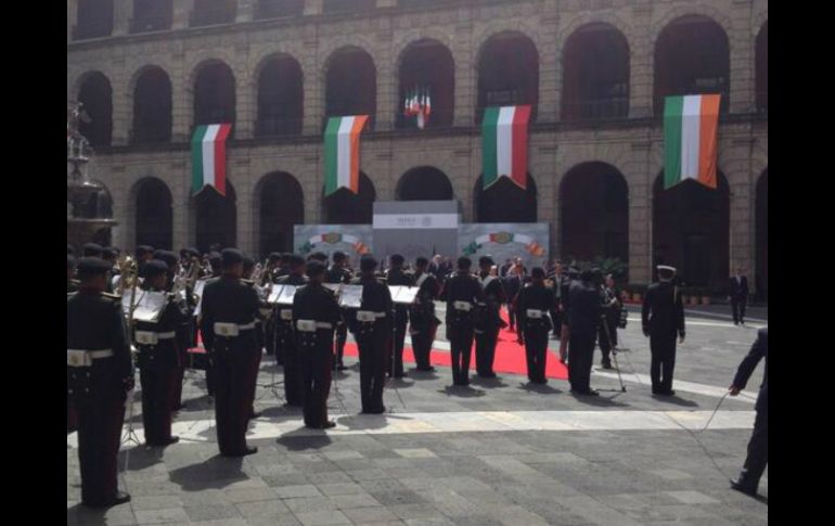 Imagen de la ceremonia de recibimiento al primer mandatario irlandés. ESPECIAL /