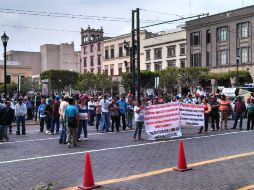 El bloqueo de esta mañana afectó severamente el tráfico vehicular en el primer cuadro de la ciudad.  /