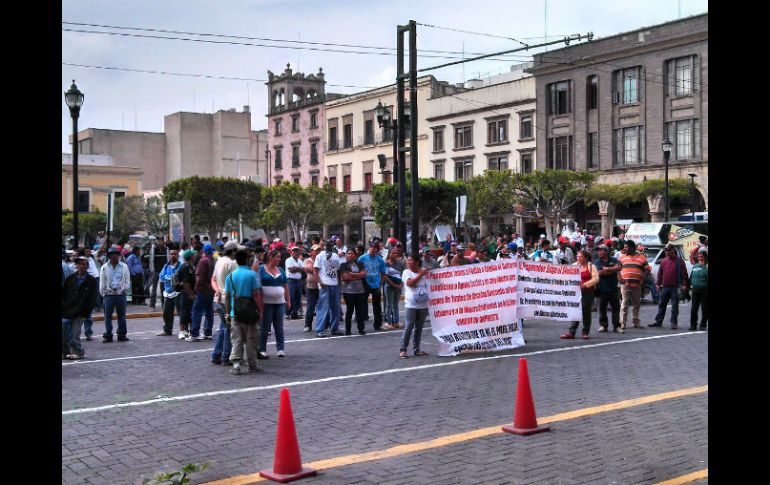 El bloqueo de esta mañana afectó severamente el tráfico vehicular en el primer cuadro de la ciudad.  /