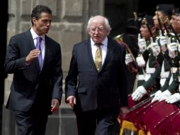 Enrique Peña Nieto (i) camina junto al mandatario de Irlanda Michael Higgins (d) en una guardia de honor. AP /