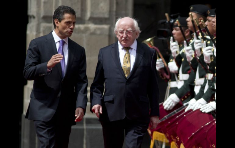 Enrique Peña Nieto (i) camina junto al mandatario de Irlanda Michael Higgins (d) en una guardia de honor. AP /