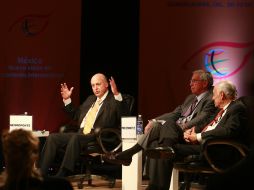 De izquierda a derecha, John D. Negroponte, Clyde Prestowitz y Andrés Rozenta, durante la mesa de trabajo.  /