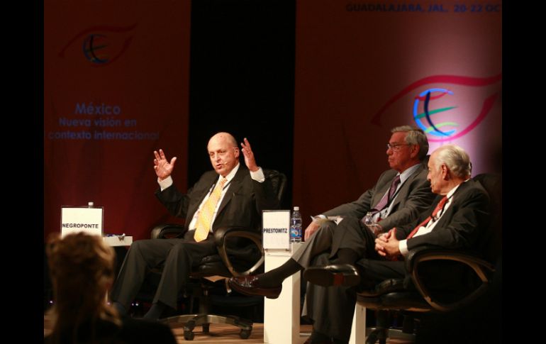 De izquierda a derecha, John D. Negroponte, Clyde Prestowitz y Andrés Rozenta, durante la mesa de trabajo.  /