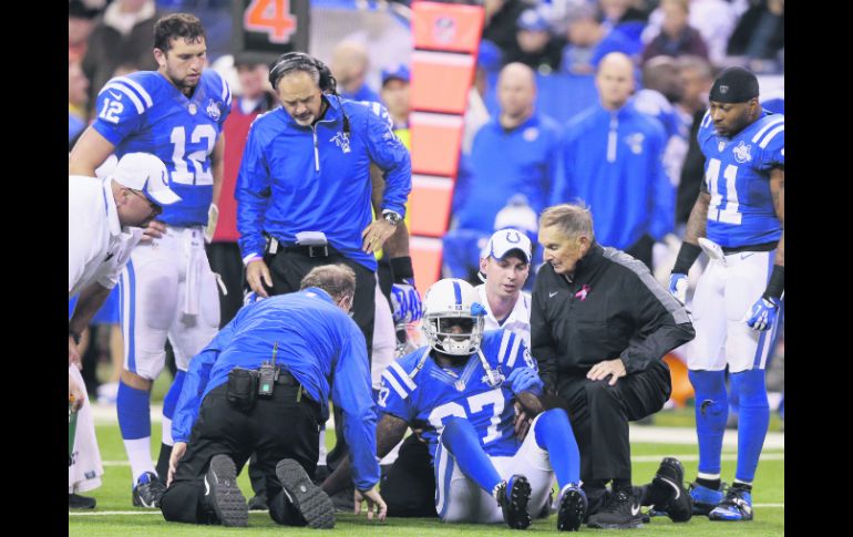 Los gestos de dolor de Reggie Wayne de inmediato prendieron las alarmas y los focos rojos en Indianápolis. AP /