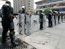 A los pocos minutos arribó un contingente de granaderos a bordo de cinco patrullas. ARCHIVO /