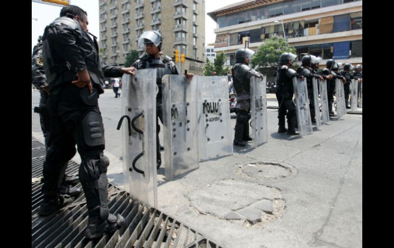 A los pocos minutos arribó un contingente de granaderos a bordo de cinco patrullas. ARCHIVO /