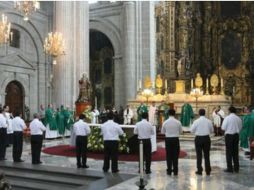 Actualmente, más de 50 personas trabajan en las labores de restauración de los órganos de la Catedral. ARCHIVO /